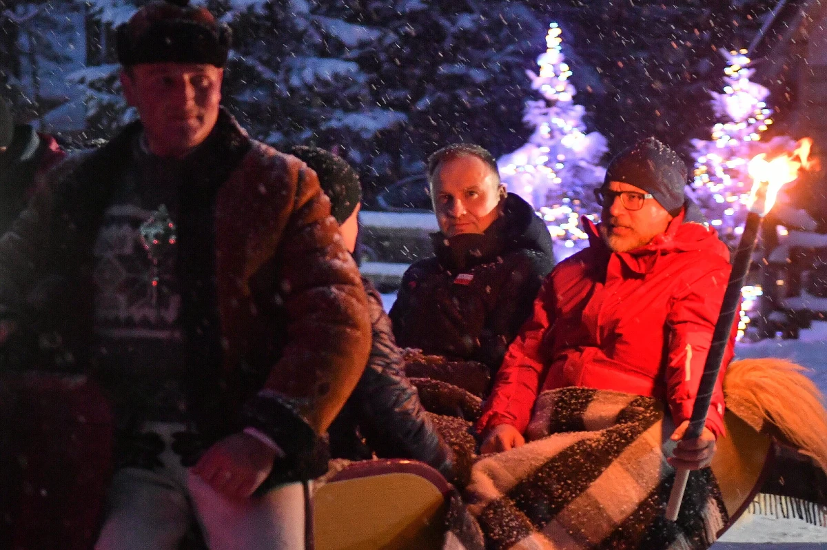 40 sań ciągniętych przez konie przy blasku pochodni ruszyło Doliną Chochołowską w Tatrach. To prezydent Andrzej Duda urządził specjalny kulig dla korpusu dyplomatycznego akredytowanego w naszym kraju