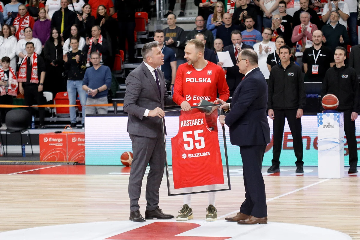 ​Reprezentacja Polski koszykarzy pokonała we Fryburgu Szwajcarię 80:70 (21:27, 14:15, 23:16, 22:12) w meczu 6., ostatniej kolejki drugiej rundy prekwalifikacji mistrzostw Europy 2025. Biało-Czerwoni zajęli pierwsze miejsce w gr. E.