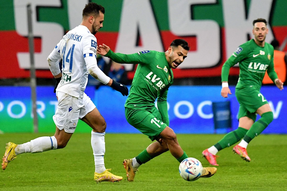 Drugiej porażki z rzędu w ekstraklasie doznali piłkarze Lecha Poznań. Obrońcy tytułu, którzy dobrze sobie radzą w Lidze Konferencji, w 22. kolejce ulegli na wyjeździe Śląskowi Wrocław 1:2. Czwartej kolejnej porażki doznała Wisła Płock. Tym razem u siebie z Pogonią 0:1. Dzięki wygranej zespół ze Szczecina zrównał się punktami z Lechem i Widzewem. 