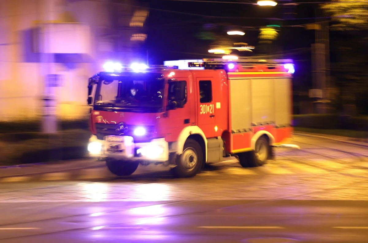 Policja zajęła się sprawą nocnego pożaru bloku w Żorach na Śląsku. Strażacy przed północą opanowali pożar, który w niedzielę wieczorem pojawił się na dachu budynku mieszkalno-usługoweg. Około 30 osób w porę opuściło budynek, nikt nie został poszkodowany. W akcji brało udział kilkanaście zastępów strażaków.
