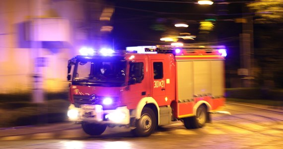 Policja zajęła się sprawą nocnego pożaru bloku w Żorach na Śląsku. Strażacy przed północą opanowali pożar, który w niedzielę wieczorem pojawił się na dachu budynku mieszkalno-usługoweg. Około 30 osób w porę opuściło budynek, nikt nie został poszkodowany. W akcji brało udział kilkanaście zastępów strażaków.