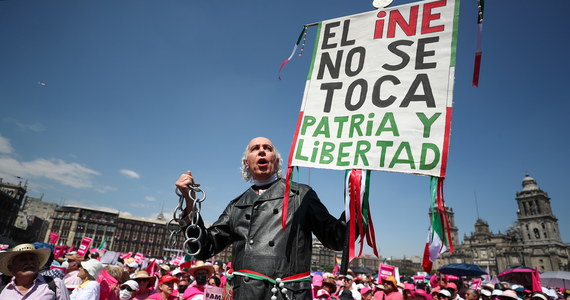 Ponad 500 tysięcy osób protestowało przed siedzibą prezydenta Meksyku Andresa Manuela Lopeza Obradora przeciwko zatwierdzonej przez Senat, wyższą izbę parlamentu, ustawie ograniczającej działalność Narodowego Instytutu Wyborczego (INE), czyli państwowej komisji wyborczej.
