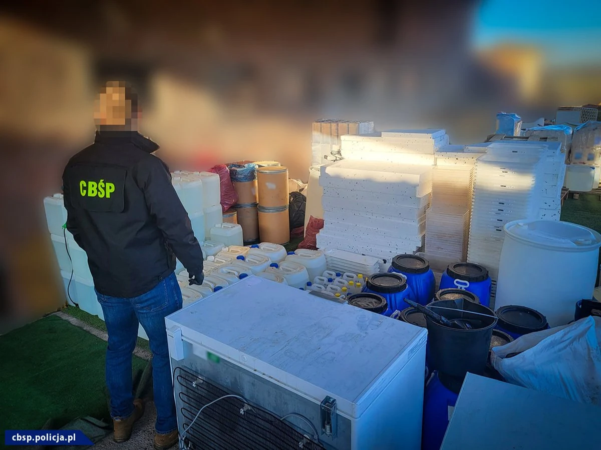 Funkcjonariusze CBŚP zlikwidowali laboratorium narkotyków i przejęli ponad tonę częściowo skrystalizowanego klefedronu. Zatrzymano 3 osoby. Narkotyki na czarnym rynku były warte 41 mln złotych. 