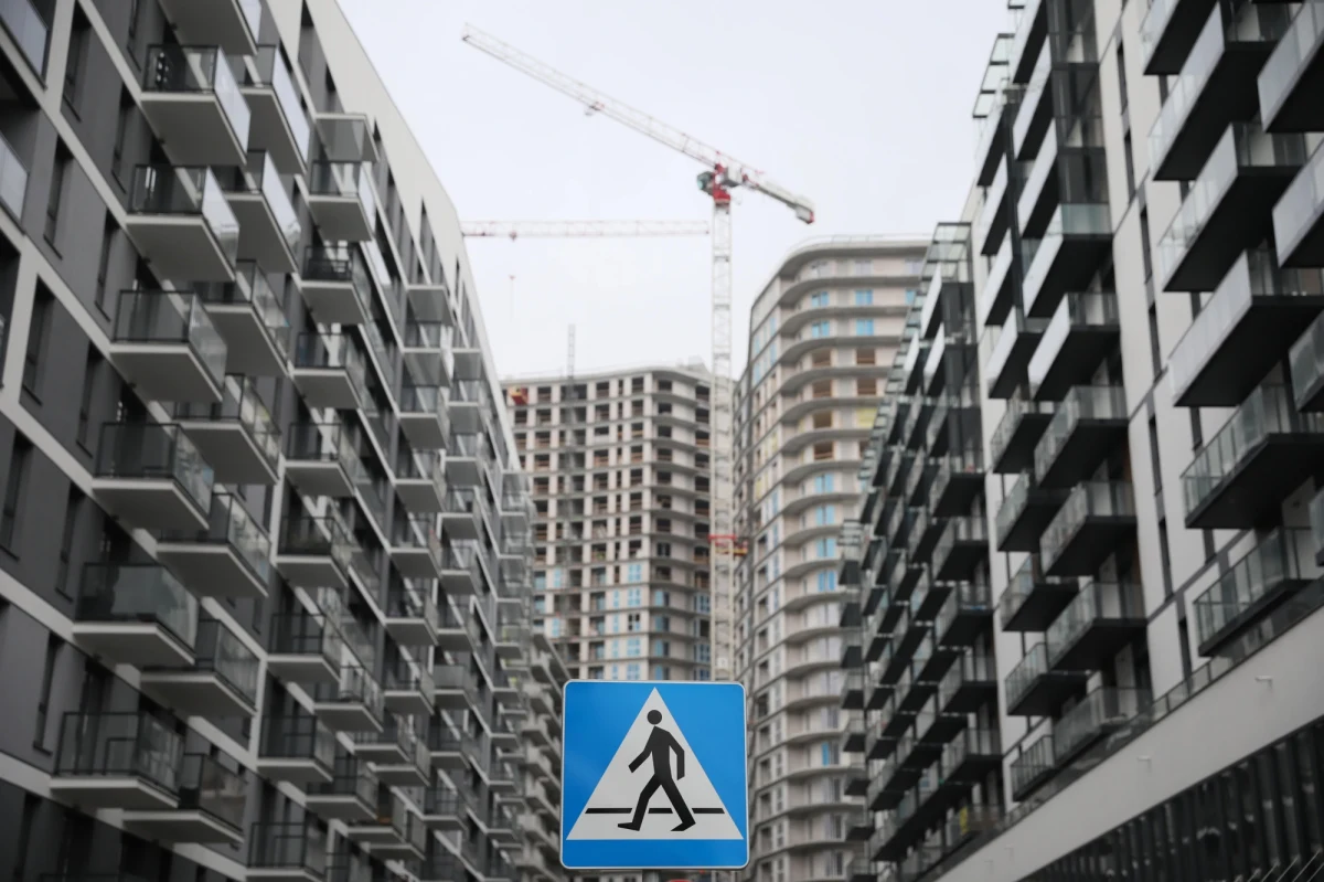 O tej inwestycji słyszał już chyba każdy warszawiak. Osiedle Bliska Tower na Woli, które zyskało przydomek "warszawskiego Hongkongu" ze względu na liczbę mieszkań stłoczonych na niewielkiej przestrzeni, to dla wielu symbol "betonozy", a nawet "patodeweloperki". Zdaniem ratusza deweloper sprzedaje znajdujące się tam lokale niemieszkalne jako "apartamenty", mimo że 27-piętrowy budynek został wybudowany na podstawie pozwolenia na budowę hotelu. Z tego też powodu nie chce uznać samodzielności tych lokali. Zaświadczenie jest z kolei niezbędne do podpisania aktów notarialnych, na których podpisanie czeka aż… 1500 kupców. Impas trwa.