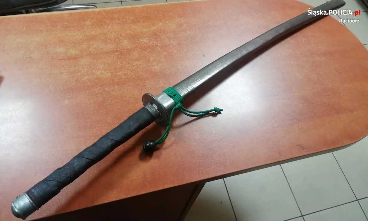 Policjanci z Raciborza zatrzymali mężczyznę, który uszkodził drzwi wejściowe i wdarł się do mieszkania 31-letniej kobiety. Agresor miał przy sobie miecz.

