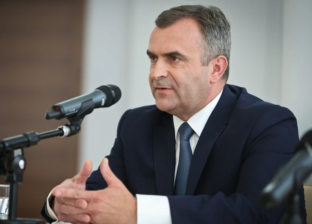 Centralne Biuro Antykorupcyjne zatrzymało Włodzimierza Karpińskiego, byłego ministra skarbu w rządzie PO-PSL, a obecnie sekretarza Urzędu Miasta Warszawy. Ma to związek z aferą ustawiania wartych ponad pół miliarda złotych przetargów na zagospodarowywanie stołecznych odpadów. Karpiński zaprzecza, by popełnił przestępstwo.