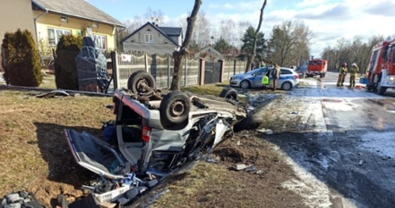 Dwie osoby zginęły, a trzy zostały ciężko ranne po wypadku na drodze wojewódzkiej 632 w Kadłubówce na Mazowszu. Między Płońskiem a Nowym Miastem samochód osobowy zderzył się z autobusem. Ta trasa jest całkowicie zablokowana.