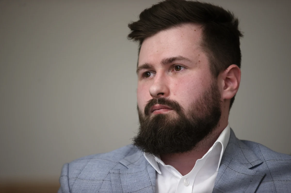 "Nie czuję satysfakcji z tego wyroku. Podejrzewam, że to nie będzie koniec" - tak decyzję sądu w sprawie wypadku z udziałem byłej premier Beaty Szydło skomentował Sebastian Kościelnik. Mężczyzna podkreślił, że już drugi raz sąd wskazał na część odpowiedzialności innych uczestników ruchu, ale w tej sprawie nic się nie wydarzyło. "I podejrzewam, że nic się nie wydarzy" - zaznaczył. Do wypadku rządowej kolumny doszło 10 lutego 2017 roku.