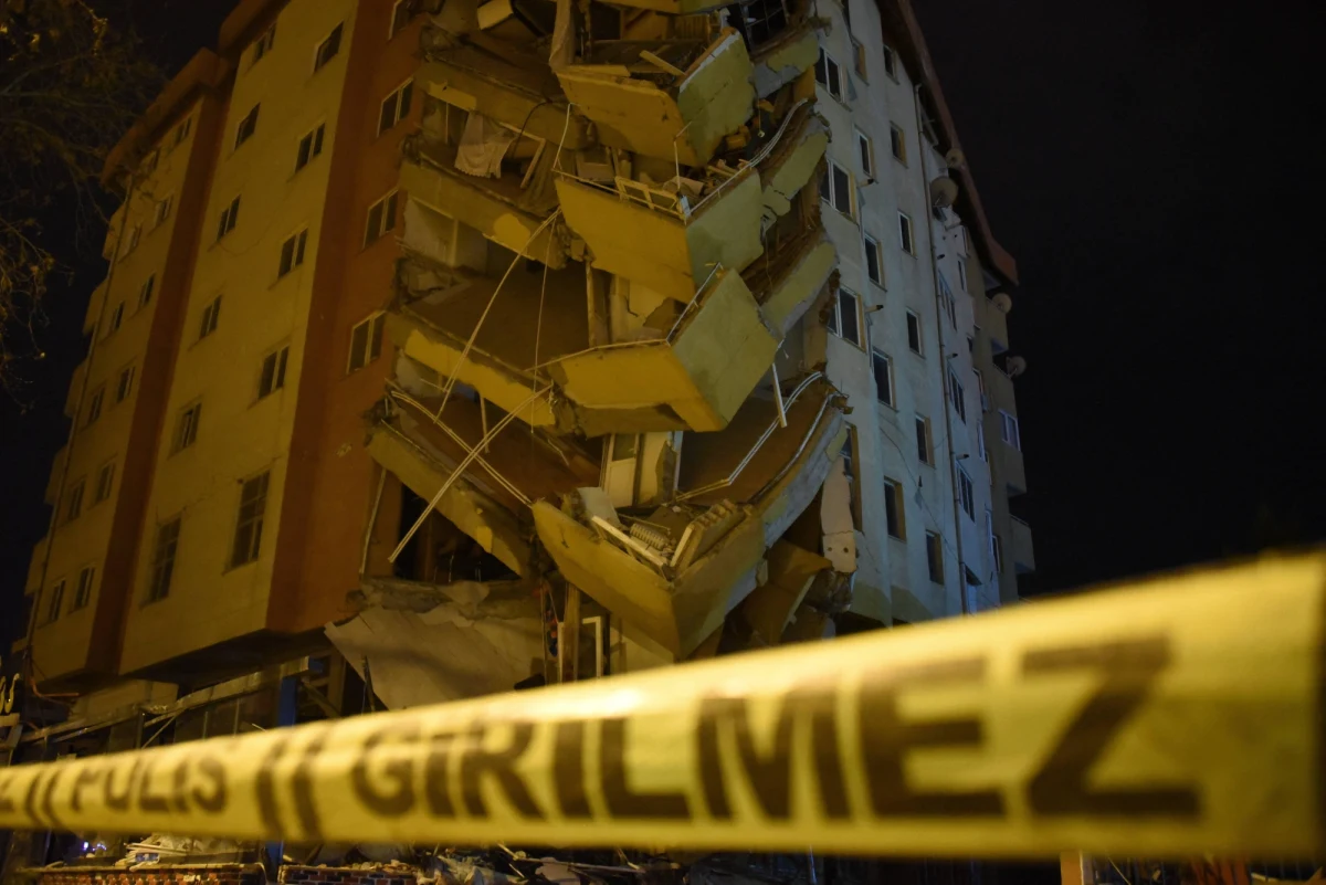 Dokładnie trzy tygodnie po katastrofalnym trzęsieniu ziemi, w Turcji odnotowano wstrząsy o magnitudzie 5,6. Służby informują, że zginęła co najmniej 1 osoba, a 69 zostało rannych. Dane te mogą ulec zmianie.