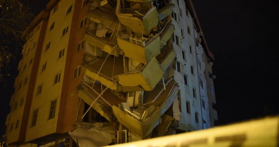 Dokładnie trzy tygodnie po katastrofalnym trzęsieniu ziemi, w Turcji odnotowano wstrząsy o magnitudzie 5,6. Służby informują, że zginęła co najmniej 1 osoba, a 69 zostało rannych. Dane te mogą ulec zmianie.