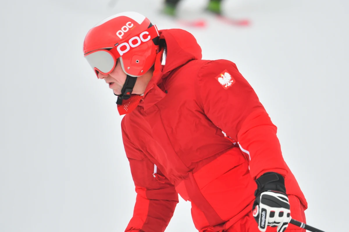 Prezydent Andrzej Duda na nartach w Zakopanem. Tym razem nie do końca prywatnie, a w towarzystwie akredytowanych w Polsce dyplomatów. Nie wszyscy obecni pod Tatrami ambasadorzy odważyli się zjechać ze stoku; niektórzy stawiali pierwsze kroki w szkółce narciarskiej, a część wybrała się na spacer na Gubałówkę. 