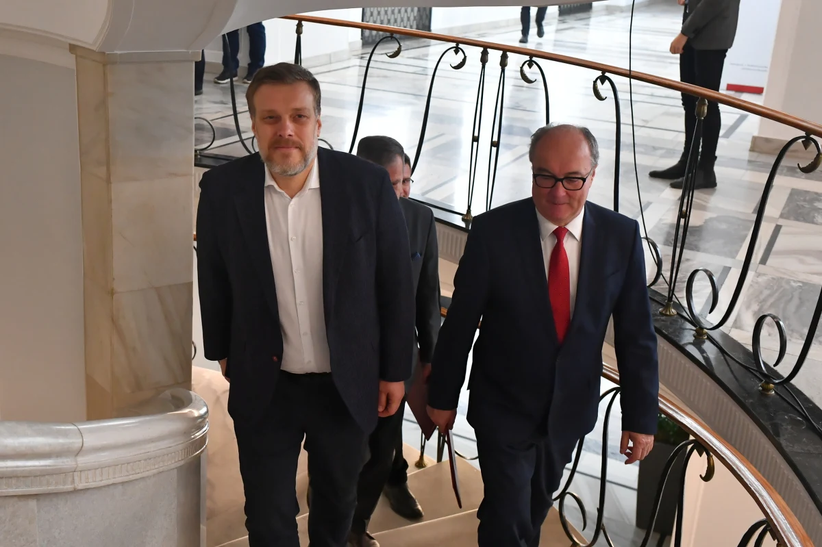 Nowa Lewica, Razem, PPS i Unia Pracy podpisały w poniedziałek porozumienie o współpracy w wyborach. Jak podkreślali liderzy formacji, to początek budowy listy lewicy, do której zapraszane są też m.in. związki zawodowe, ruchy miejskie czy środowiska feministyczne. "Lewica szykuje się do startu w wyborach i konsoliduje swoje szeregi" - mówił dziś w Porannej rozmowie w RMF FM współprzewodniczący Nowej Lewicy Włodzimierz Czarzasty.