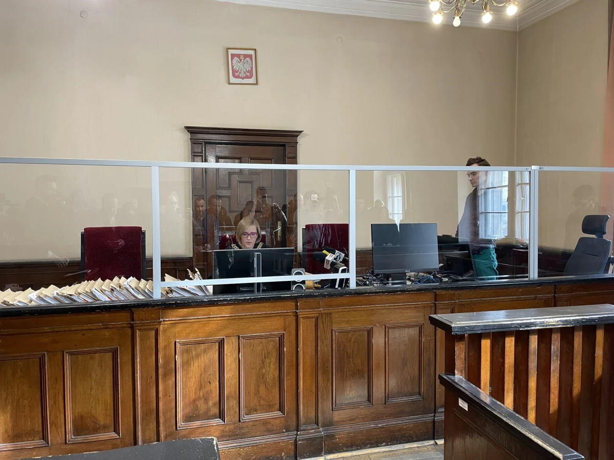 Gracjan Z. i Dariusz S. skazani za przestępstwo nieumyślne w sprawie organizacji koncertu WOŚP w styczniu 2019 roku w Gdańsku. To podczas tej imprezy na scenę wtargnął Stefan W. i śmiertelnie ugodził nożem prezydenta Pawła Adamowicza. Właściciel agencji ochrony i szef ochrony usłyszeli wyrok odpowiednio 6 i 5 miesięcy więzienia w zawieszeniu na 2 lata. Pięć osób, czyli przedstawiciele Regionalnego Centrum Wolontariatu w Gdańsku, urzędnik miejski oraz dwaj policjanci, zostali uniewinnieni od zarzutów. 