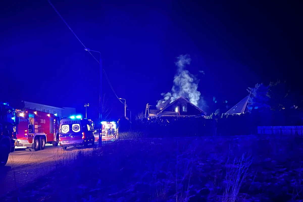 Cztery osoby, w tym troje dzieci, zginęły w pożarze, który w niedzielę wieczorem wybuchł w domu jednorodzinnym w Choroszczy pod Białymstokiem - poinformowała straż pożarna. Budynek spłonął doszczętnie. Według nieoficjalnych ustaleń reportera RMF FM, to 45-letni mężczyzna miał celowo podpalić dom. Policjanci wcześniej otrzymali zgłoszenie o awanturze domowej, a kiedy przyjechali na miejsce, cały budynek był już w płomieniach.