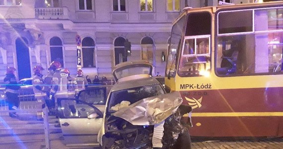 26-letni kierowca samochodu osobowego wjechał na skrzyżowanie na czerwonym świetle wprost pod nadjeżdżający tramwaj. W auto uderzył inny pojazd szynowy. Na szczęście nie było osób poszkodowanych - poinformował TVN24.