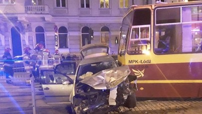 Zderzenie auta z dwoma tramwajami w centrum Łodzi