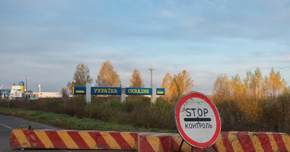 ​Rada Najwyższa (parlament) Ukrainy wprowadziła poprawki do ustaw dotyczących ochrony granicy państwowej, co umożliwi rozszerzenie do 2 km pasa granicznego przy granicach z Rosją i Białorusią; cały ten teren zostanie zaminowany - poinformowała ukraińska straż graniczna.