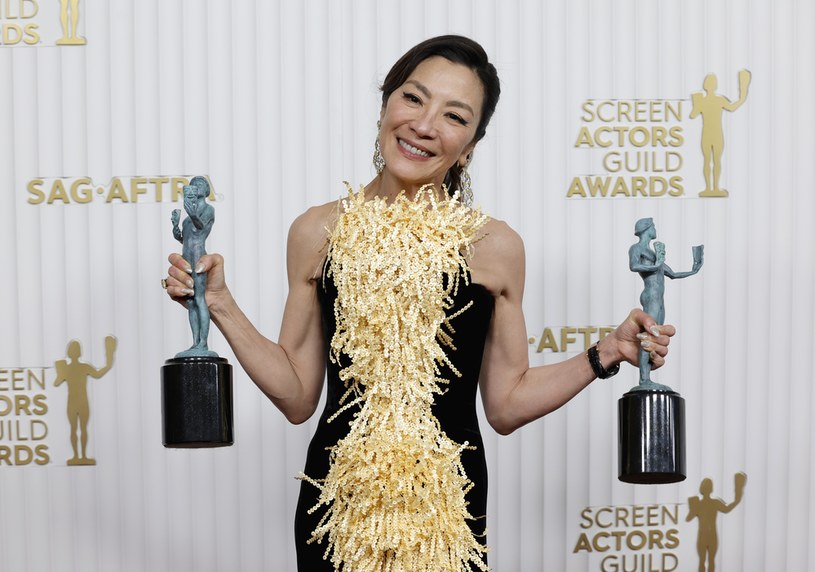 "To dla każdej dziewczyny, która wygląda jak ja" - powiedziała Michelle Yeoh, gwiazda filmu "Wszystko wszędzie naraz", odbierając nagrodę Gildii Aktorów Ekranowych (SAG). Yeoh została pierwszą kobietą pochodzenia azjatyckiego, wyróżnioną tą nagrodą.