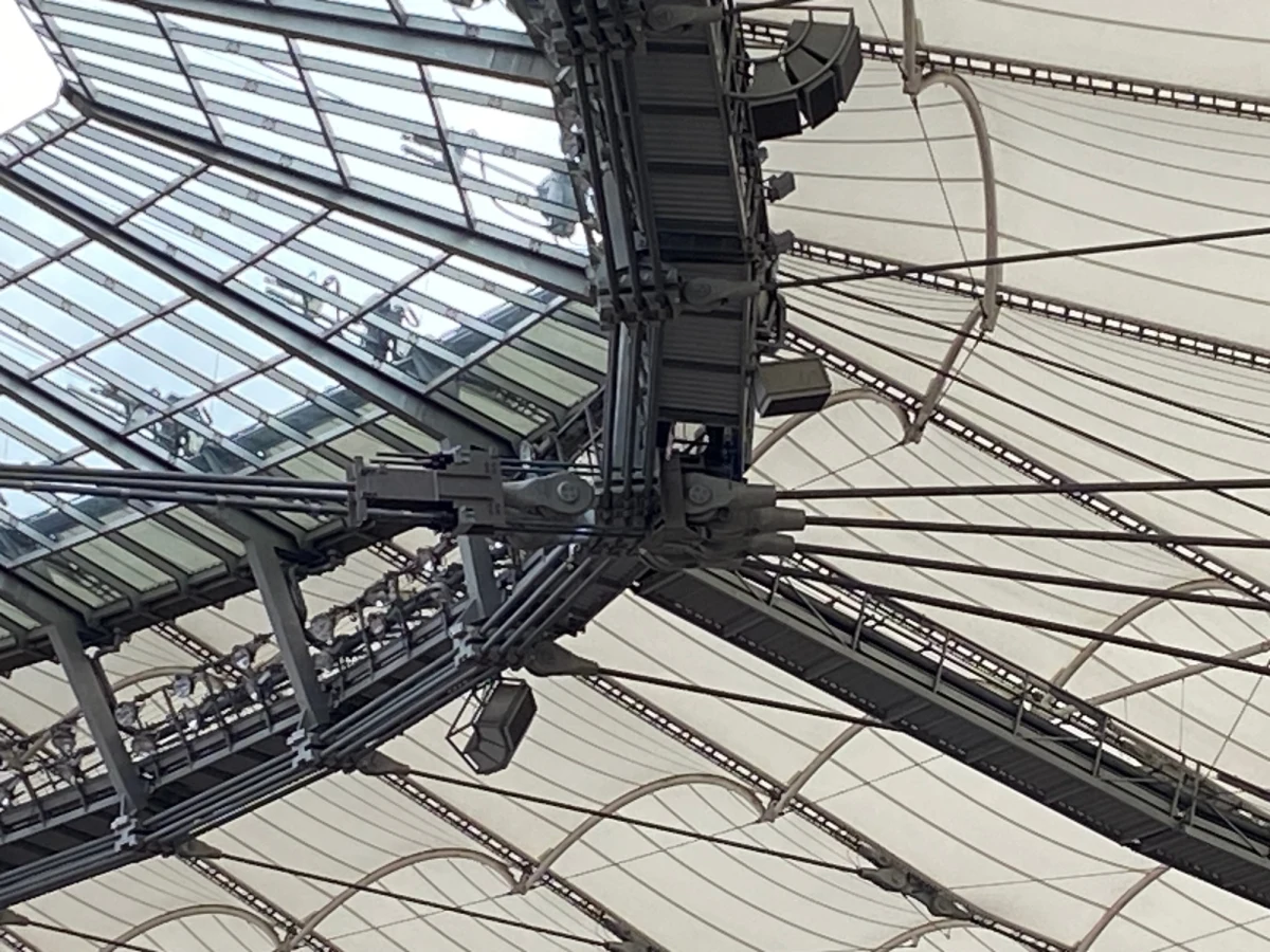 Stadion jest bezpieczny, można wpuścić kibiców, ale na razie dach PGE Narodowego musi być otwarty. Tak zdecydowali eksperci oceniający uszkodzenia elementu podtrzymującego dach.  Ujawnili właśnie, że pęknięcia powstały na wszystkich czterech elementach dachu stadionu już na etapie wytwarzania - zanim zamontowano je na PGE Narodowym. 
 