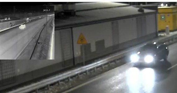 Policja i drogowcy ujawniają, jak wyglądała sobotnia jazda pijanego kierowcy w tunelu na zakopiance. 57-latek z powiatu krakowskiego początkowo przejechał tunel prawidłowo w kierunku Krakowa, po wyjechaniu z niego jednak zawrócił i pojechał pod prąd. W ten sposób pokonał cały tunel. 