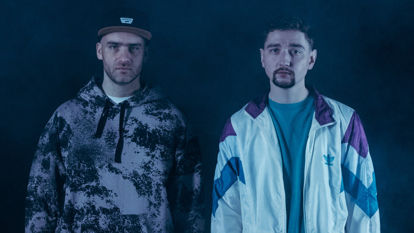 Igorilla i Peepz kontynuują promocję albumu "Anomalie". W najnowszym singlu, pt. "Więzi", gościnnie pojawili się Jarecki i Mokebe.