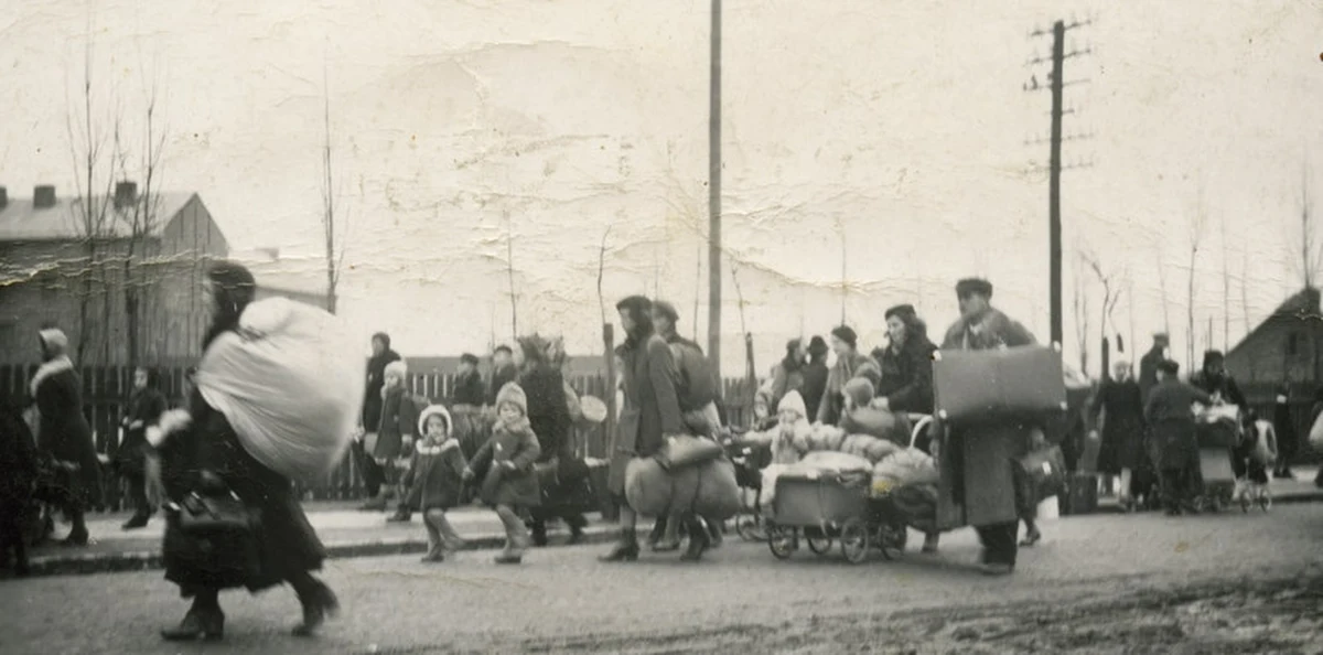 "Chcemy zebrać wszystkie wspomnienia, które jeszcze wysiedleni i ich potomkowie mogą opowiedzieć, a także te, które już są pozbierane, pospisywane i wydać je w postaci jednego wydawnictwa książkowego, bo tego bardzo brakuje" - powiedział prezes Jarocińsko-Opoczyńskiego Stowarzyszenia "Wspólna Pamięć" Jarosław Szych o rozpoczętej przez organizację inicjatywie dotyczącej mieszkańców Jarocina wysiedlonych przez Niemców w trakcie drugiej wojny światowej. Jak dodał, "zależy nam na każdym wspomnieniu, każdym zdjęciu, pamiątce z tamtych czasów".