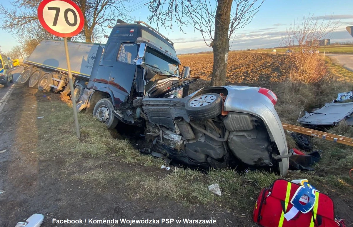 Kierowca samochodu osobowego zginął w wypadku na drodze wojewódzkiej nr 617 w miejscowości Golany w powiecie przasnyskim (woj. mazowieckie). Z prawidłowo jadącą osobówką czołowo zderzył się pojazd ciężarowy.