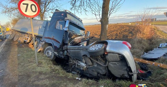 Kierowca samochodu osobowego zginął w wypadku na drodze wojewódzkiej nr 617 w miejscowości Golany w powiecie przasnyskim (woj. mazowieckie). Z prawidłowo jadącą osobówką czołowo zderzył się pojazd ciężarowy.