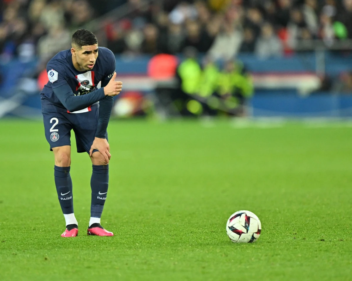 Marokański piłkarz Paris Saint-Germain Achraf Hakimi, jeden z bohaterów niedawnego mundialu w Katarze, jest podejrzany o gwałt. Śledztwo w tej sprawie podjęła w poniedziałek prokuratura w Nanterre pod Paryżem.
