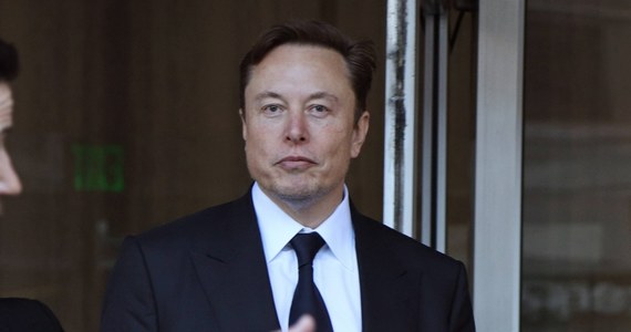 Tesla i jej szef Elon Musk zostali pozwani przez akcjonariuszy, którzy oskarżyli spółkę i Muska o przecenianie skuteczności i bezpieczeństwa technologii Autopilot i Full Self-Driving swoich pojazdów elektrycznych. 