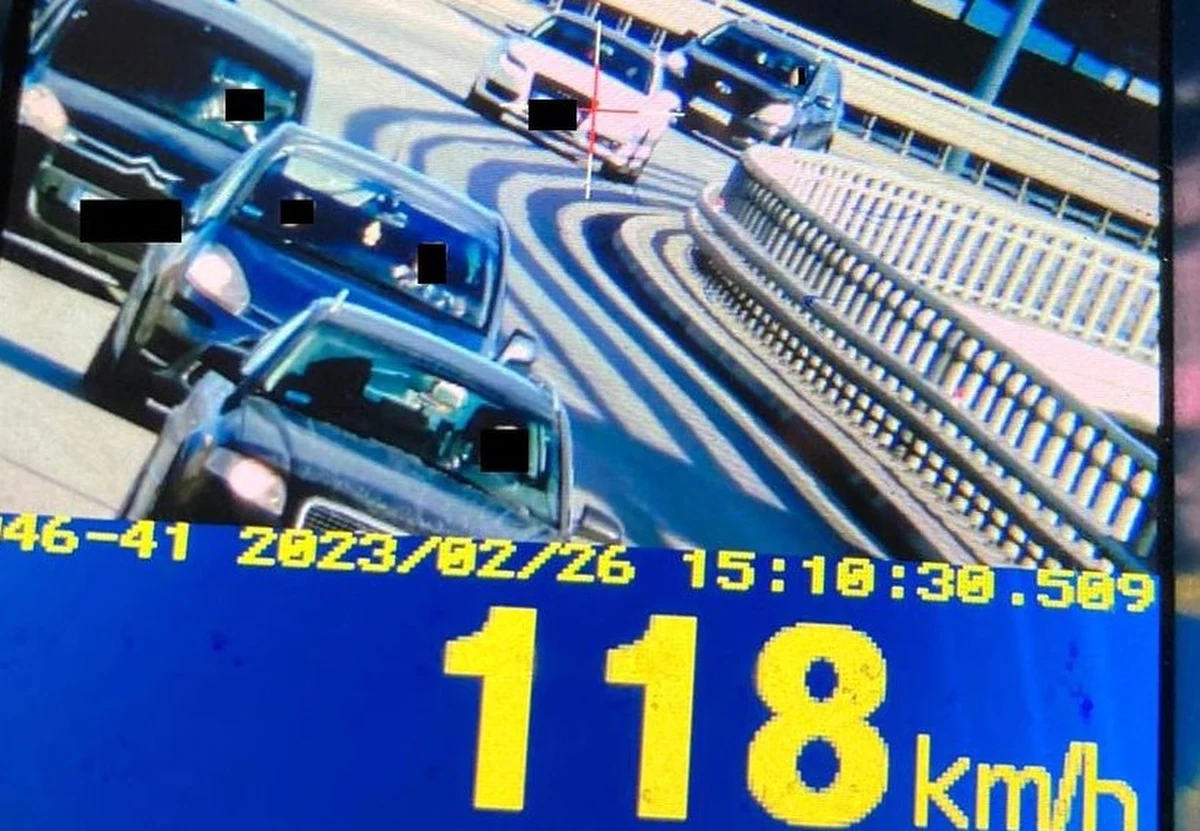 Za 17 razem zdał egzamin na prawo jazdy 23-letni mężczyzna, a następnie... tymczasowo stracił uprawnienia z powodu przekroczenia dopuszczalnej prędkości o 68 km/h. 23-latek został również ukarany mandatem.