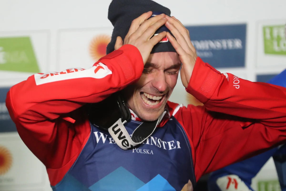 "Po drugim skoku Piotra Żyły wiedziałem, że będzie miał jakiś medal" - mówi prezes Polskiego Związku Narciarskiego Adam Małysz. W Planicy opowiedział naszemu wysłannikowi, jak Żyła zmienił się w ostatnich latach jako sportowiec i jakie znaczenie dla tego sukcesu ma trener Thomas Thurnbichler. Jakie są szanse Polaków na medal na dużej skoczni i czy po złoto sięgnie Halvor Egner Granerud? Na takie pytania także odpowiedział Adam Małysz.