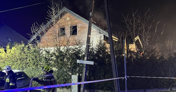 Cztery osoby, w tym troje dzieci, zginęły w pożarze domu w Choroszczy. Prokuratura Okręgowa w Białymstoku wszczęła śledztwo w sprawie dokonania zabójstwa i doprowadzenia do pożaru. Główna hipoteza zakłada, że 45-letni mężczyzna podpalił dom. Zginął on i trójka jego dzieci.