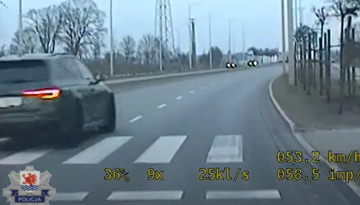 27-latek siedzący za kierownicą audi tuż przed przejściem dla pieszych w Słupsku wyprzedził nieoznakowany radiowóz. Dostał 15 punktów karnych i 1500 złotych mandatu.