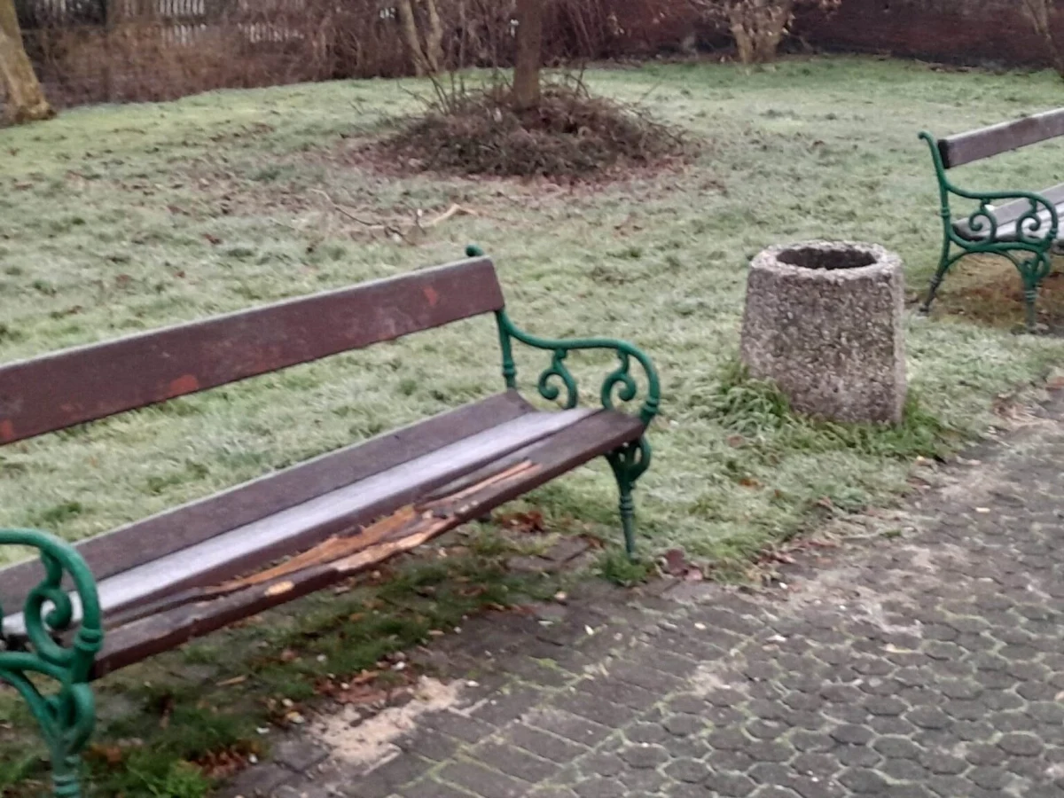 Prawie ćwierć miliona złotych mniej w budżecie Siemianowic Śląskich. Wszystko z powodu wandali i złodziei. Na taką kwotę bowiem tamtejsi urzędnicy wycenili szkody i koszty napraw, związane z dewastacją i kradzieżami na terenie miasta.  