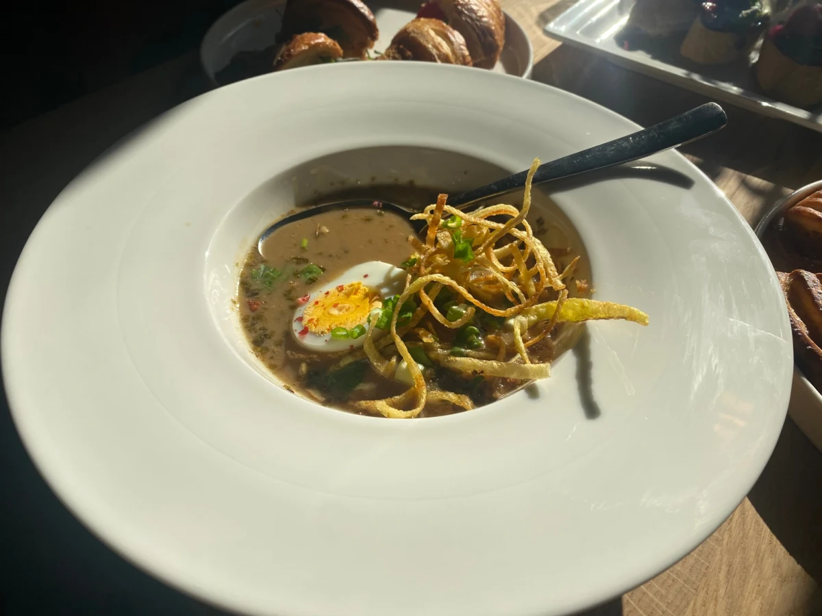 Zalewajka ramen, pizza zalewajka, burger zalewajka i makaron zalewajka - to da się zrobić i to bardzo dobrze smakuje. Tak o rozpoczynającej się właśnie, kolejnej edycji akcji Dumni z Zalewajki mówią organizatorzy. Zalewajka – to temat przewodni w łódzkich restauracjach w marcu. Miłośnicy tej zupy mogą jej spróbować w najróżniejszych odsłonach - również w wersji bezmięsnej. 