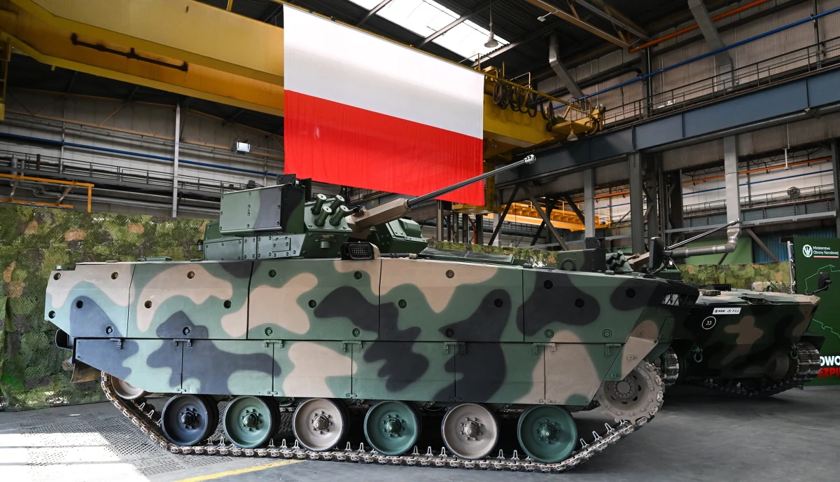 Minister obrony narodowej Mariusz Błaszczak zatwierdził dziś w Stalowej Woli umowę ramową na dostawę blisko 1400 nowych pojazdów dla Wojska Polskiego, w tym blisko 1000 gąsienicowych bojowych wozów piechoty Borsuk wraz z pojazdami towarzyszącymi. Nowe pojazdy produkowane przez Hutę Stalowa Wola mają zastąpić skonstruowane w ZSRR wozy BWP-1.