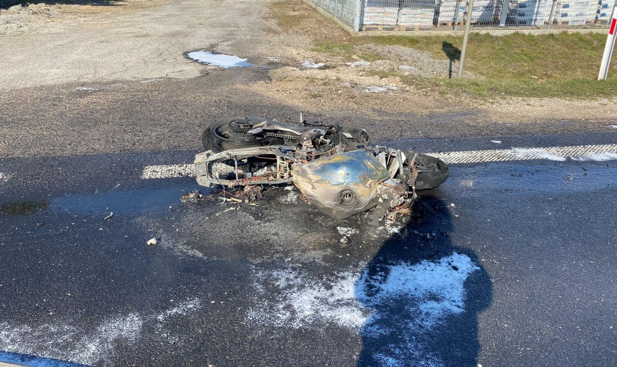 W wypadku na drodze krajowej nr 12 między Zwoleniem a Puławami w województwie mazowieckim zginął motocyklista. Trasa jest całkowicie zablokowana.