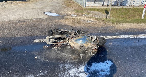 W wypadku na drodze krajowej nr 12 między Zwoleniem a Puławami w województwie mazowieckim zginął motocyklista. Trasa jest całkowicie zablokowana.