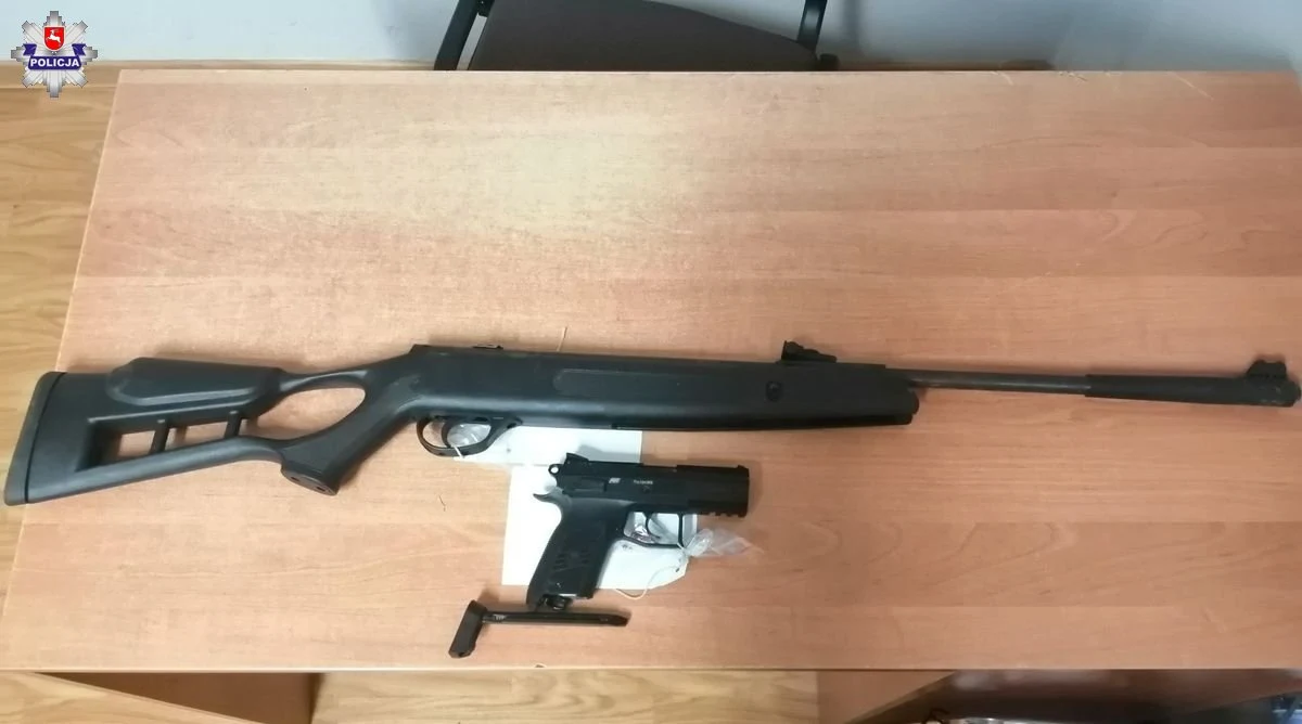 Policjanci zatrzymali 32-latka z gminy Sawin ( Lubelskie), który przy użyciu przedmiotów przypominających broń groził listonoszce. Kobieta chciała doręczyć przesyłkę i weszła na teren jego posesji. To nie spodobało się właścicielowi, który celując w jej kierunku zażądał opuszczenia podwórka. Swoje zachowanie tłumaczył tym, że było to "...dla żartów...". Teraz grozi mu kara do 2 lat pozbawienia wolności.