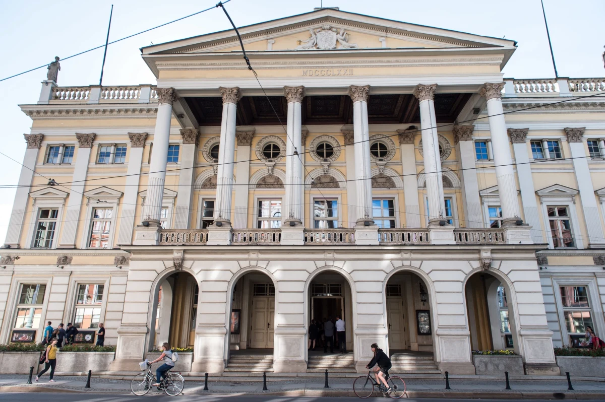 ​Zarząd Województwa Dolnośląskiego chce odwołać dyrektor Opery Wrocławskiej Halinę Ołdakowską - podjęto już uchwałę w tej sprawie. Czy na tę decyzję mogła mieć wpływ sytuacja opisana w poniedziałkowym "Fakcie"? "To jest oczywiście skandaliczna sytuacja, ale ona nie miała wpływu na decyzję" - powiedział członek zarządu województwa Krzysztof Maj. Gazeta napisała, że w operze miał odbyć się koncert z udziałem m.in. ministra edukacji i nauki Przemysława Czarnka. Wydarzenie miało zostać zorganizowane z okazji urodzin współpracownika ministra, a podczas koncertu śpiewano m.in. "Majteczki w kropeczki".