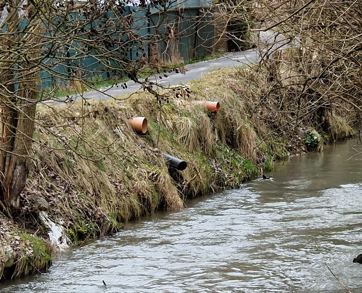 W sobotę o godz. 10:00 przy stopniu wodnym w Parku Białoprądnickim (w okolicy Dworku Białoprądnickiego ) rozpocznie się inwentaryzacja stanu środowiska rzeki Prądnik. Mieszkańcy chcą policzyć nielegalne rury ściekowe oraz dzikie wysypiska wzdłuż tej rzeki, aż do miejsca, w którym zaczyna się Ojcowski Parku Narodowy.