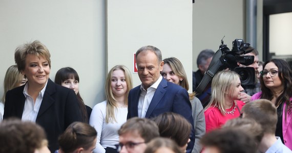 Szef Platformy Obywatelskiej Donald Tusk zapowiedział, że po wygraniu wyborów będzie przekonywał przyszłych koalicjantów do wprowadzenia w Polsce legalnej aborcji do 12. tygodnia ciąży. Na spotkaniu z młodzieżą w Łodzi lider PO obiecał też, że nie będzie wracał do pomysłu przymusowego podniesienia wieku emerytalnego.