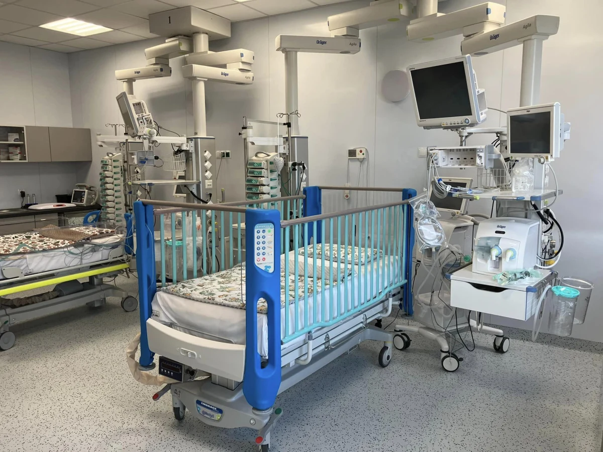 Nowy oddział Anestezjologii i Intensywnej Terapii Dziecięcej otwarto dziś w Dolnośląskim Szpitalu Specjalistycznym imienia Marciniaka we Wrocławiu.  Inwestycja ma zwiększyć bezpieczeństwo małych pacjentów nie tylko w stolicy Dolnego Śląska, ale w całym regionie.
