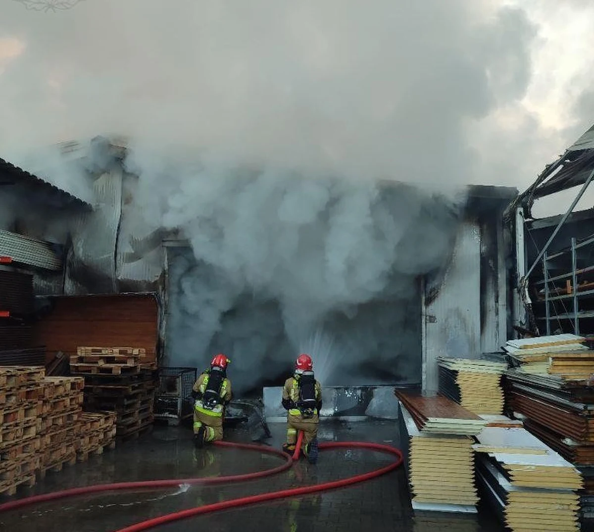 Paliły się dwie hale przy ulicy Wycieczkowej w Łodzi. 300 metrowa konstrukcja spłonęła całkowicie, mniejsza, 250 metrowa, jest w połowie objęta ogniem. 
