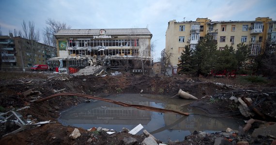 Prezydent Ukrainy Wołodymyr Zełenski w ostatnim wystąpieniu poinformował, że sytuacja w Bachmucie jest „coraz trudniejsza”. Tymczasem rosyjska agencja RIA Novosti pokazała samoloty szturmowe Su-25 przelatujące nad miastem - podaje BBC.