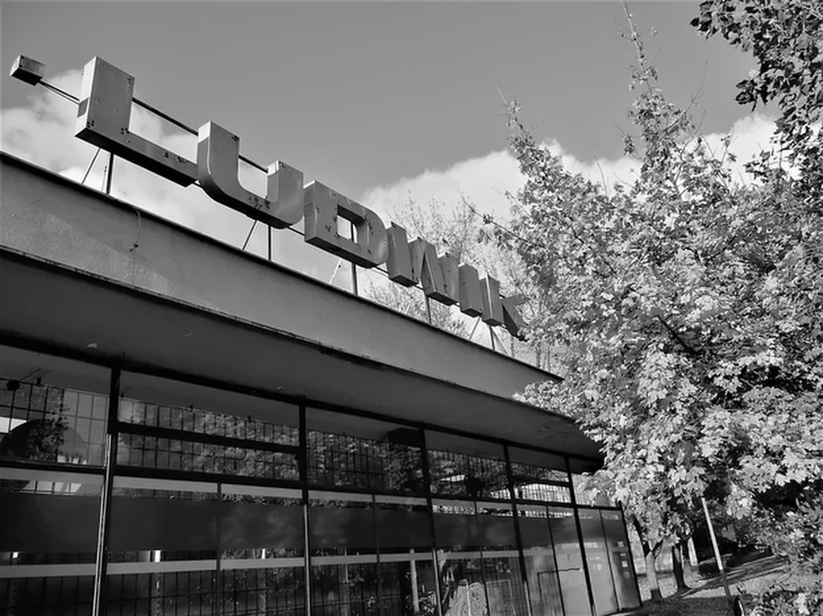 To zabytkowe instalacje świetlne,  które oddają charakter dzielnicy - mowa o neonach z Nowej Huty.  Przewodnik po nowohuckich neonach przygotował Ośrodek Kultury im C.K. Norwida w Krakowie. Na terenie Nowej Huty było ponad 200 neonów. 