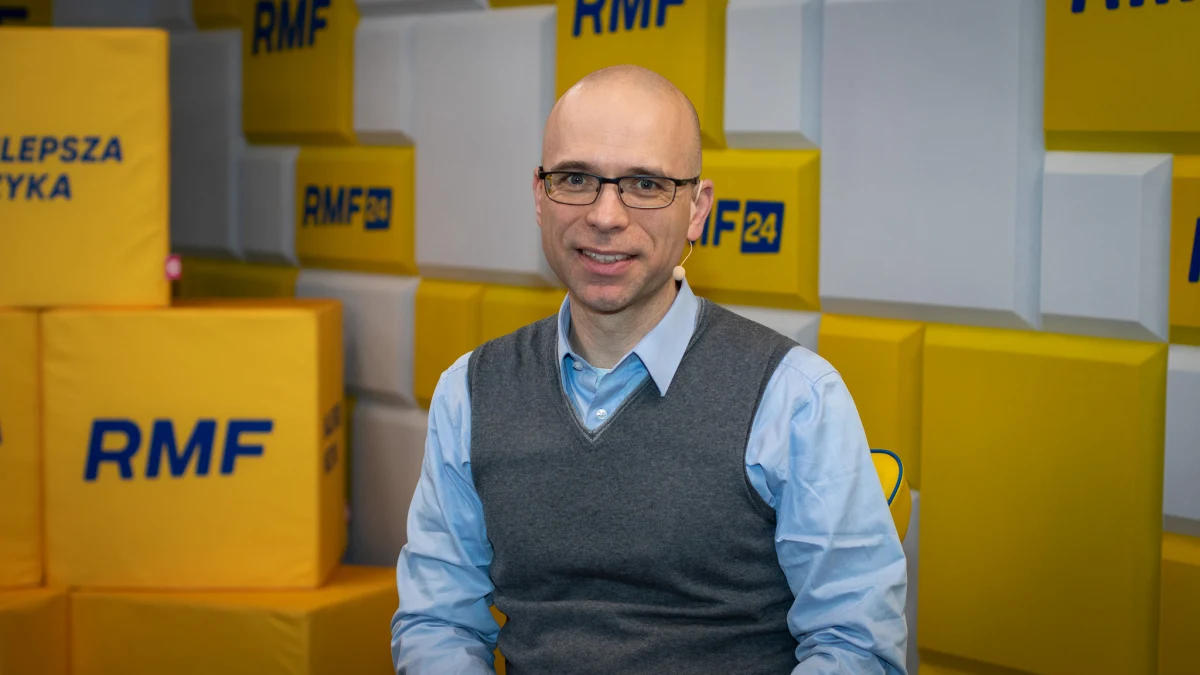 „Chiny absolutnie nie chcą iść na zwarcie z Zachodem” – mówił w Popołudniowej rozmowie w RMF FM kierownik Zakładu Studiów Azjatyckich Uniwersytetu SWPS prof. Marcin Jacoby. „Chiny nie mogą zyskać, jeżeli będzie druga zimna wojna, a jeżeli będzie otwarta konfrontacja, to tym bardziej. Chinom zależy przede wszystkim na tym, żeby wzmacniać swoją pozycję międzynarodową, żeby mieć stabilną pozycję handlową, żeby mieć bezpieczeństwo energetyczne – tutaj też bardzo ważna rzecz, że wcale nie stawiają na Rosję, tylko rozwijają bardzo aktywnie kontakty m.in. z państwami arabskimi” – zaznaczył.