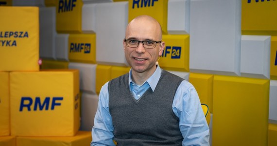 „Chiny absolutnie nie chcą iść na zwarcie z Zachodem” – mówił w Popołudniowej rozmowie w RMF FM kierownik Zakładu Studiów Azjatyckich Uniwersytetu SWPS prof. Marcin Jacoby. „Chiny nie mogą zyskać, jeżeli będzie druga zimna wojna, a jeżeli będzie otwarta konfrontacja, to tym bardziej. Chinom zależy przede wszystkim na tym, żeby wzmacniać swoją pozycję międzynarodową, żeby mieć stabilną pozycję handlową, żeby mieć bezpieczeństwo energetyczne – tutaj też bardzo ważna rzecz, że wcale nie stawiają na Rosję, tylko rozwijają bardzo aktywnie kontakty m.in. z państwami arabskimi” – zaznaczył.