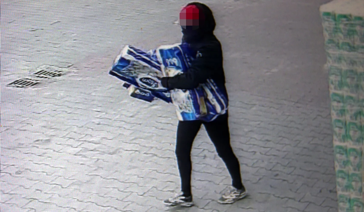 27-letnia mieszkanka powiatu radziejowskiego w województwie kujawsko-pomorskim odpowie za kradzież kilkudziesięciu opakowań papieru toaletowego. Jej sprawią zajmie się teraz sąd. Kobiecie grozi nawet pięć lat więzienia.